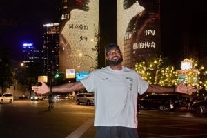 亲自打卡留念！耐克官方晒詹姆斯昨晚在成都双子塔灯光秀前合影