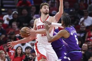 乌度卡：申京在四号位和外线会更具攻击性 他是非常出色的传球手