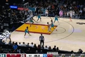 帅是真帅！哈克斯中路强突双手滑翔暴扣 平拍在地很危险！