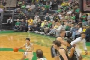 NCAA生涯首次助攻！林葳妙传队友吃饼 球迷高喊“Let’s go Wei”