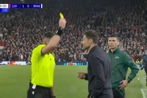 完场哨响前,阿隆索场边因抱怨判罚被出示黄牌