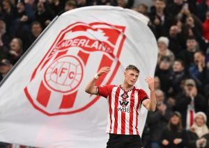 枪手跟队:巴拉德签职业合同时,有人说他为解围能把头伸进狮子嘴