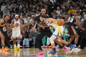 勇蜜吹爆库里:我爱他远超我老婆 他是我花钱看NBA理由 历史最佳