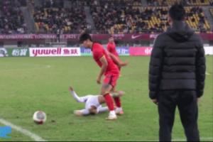 【放大镜】对手倒地时顺势朝汪士钦的方向踢了一脚,导致后者爆发